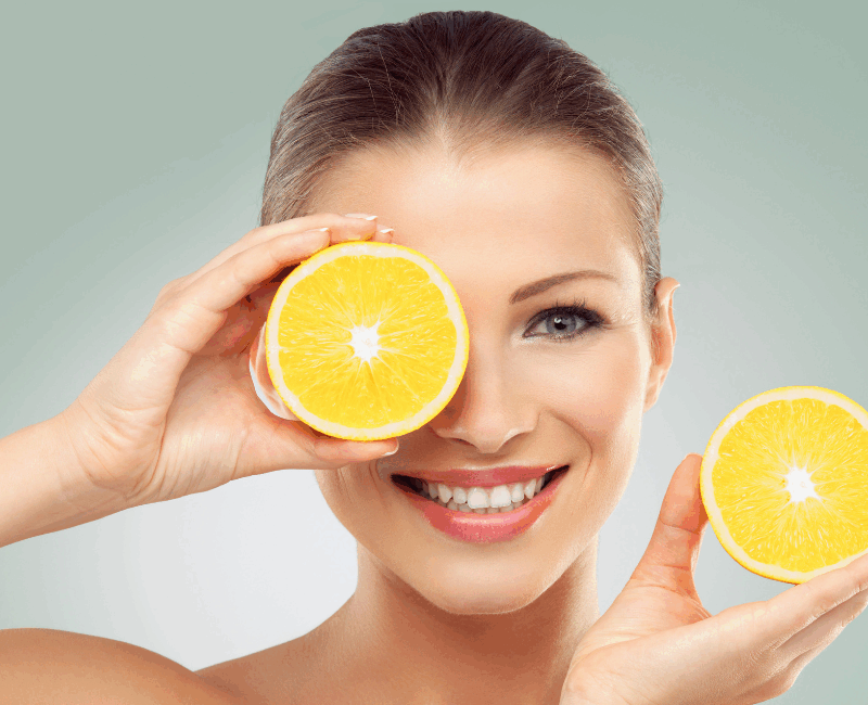 Kobieta z plasterkami cytryny – naturalne źródło witaminy C na co dzień