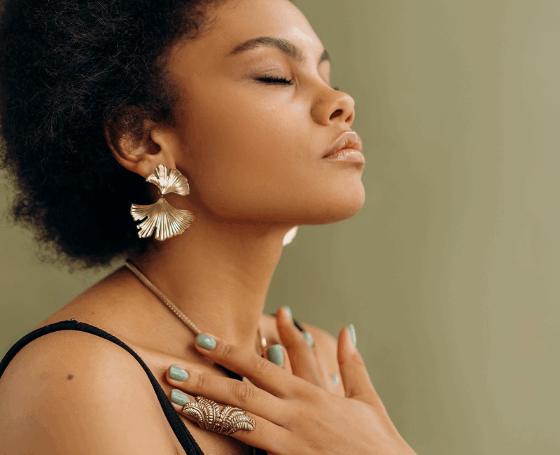 Kobieta praktykująca holistyczne podejście do zdrowia podczas medytacji