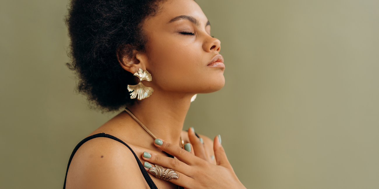 Kobieta praktykująca holistyczne podejście do zdrowia podczas medytacji