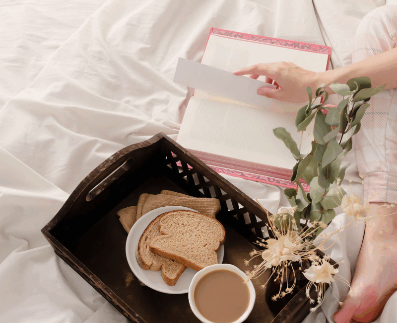 Poranek w stylu slow life – kawa, chleb tostowy i książka w łóżku