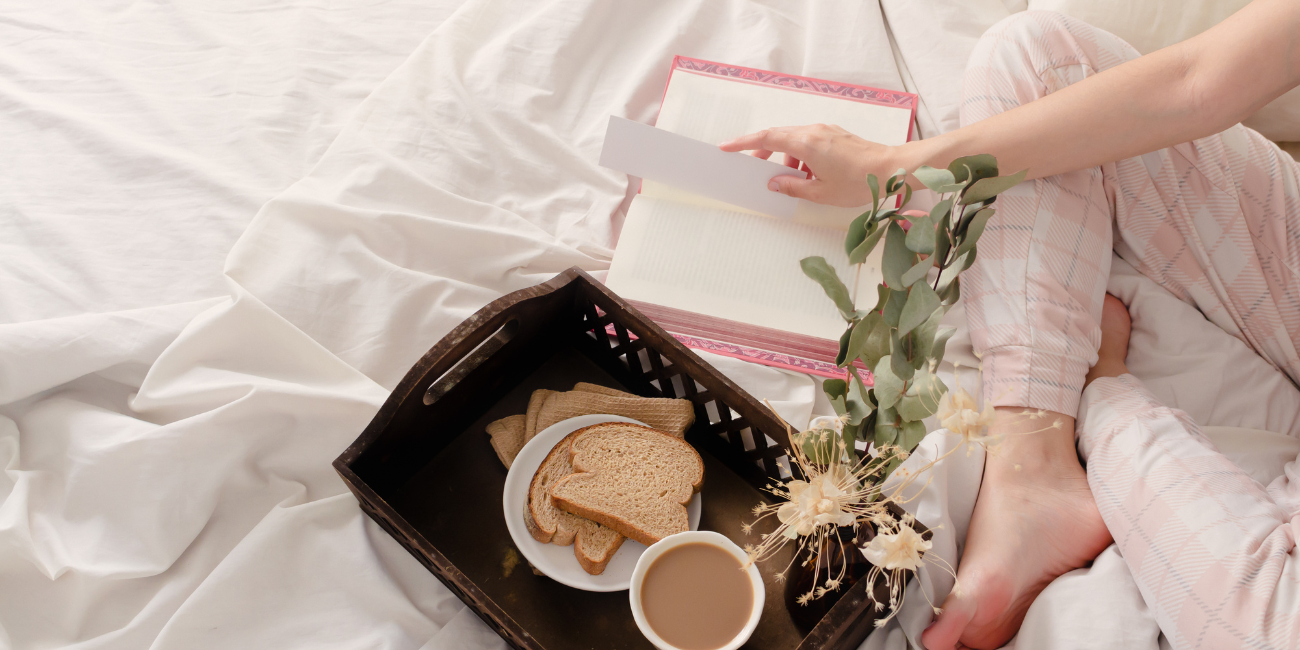 Poranek w stylu slow life – kawa, chleb tostowy i książka w łóżku